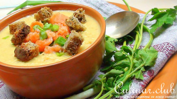 Суп пюре из чечевицы с копчёной сёмгой, зелёным луком и сухариками.