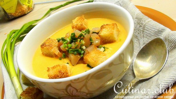 Гороховый суп пюре с сырокопчёной куриной грудкой, зелёным луком и гренками.