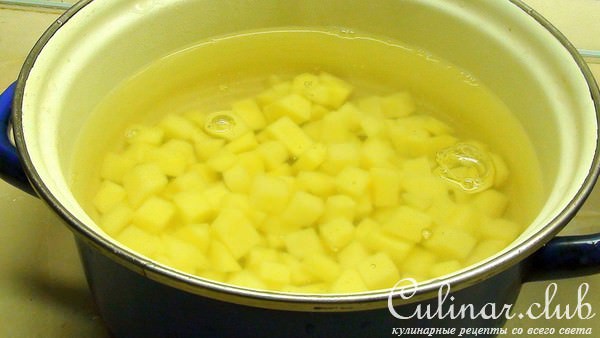 Густой супчик с фасолью и печёными сосисками.