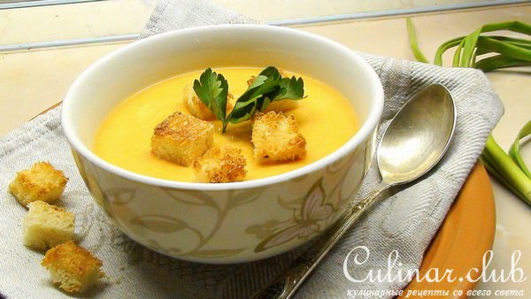 Гороховый суп пюре с сырокопчёной куриной грудкой, зелёным луком и гренками.
