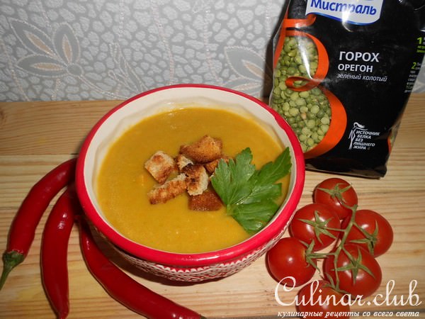 Гороховый крем-суп с овощами и сухариками
