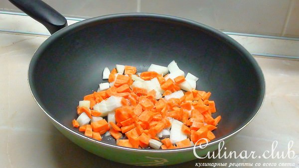 Густой супчик с фасолью и печёными сосисками.