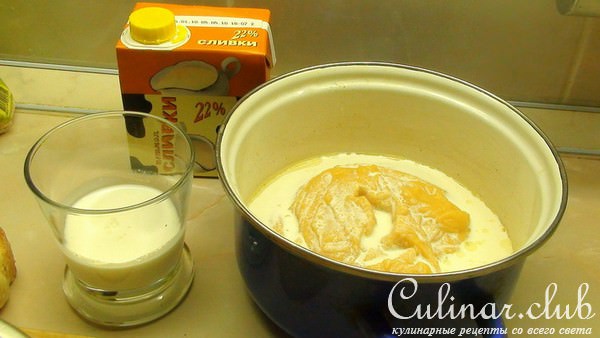 Гороховый суп пюре с сырокопчёной куриной грудкой, зелёным луком и гренками.