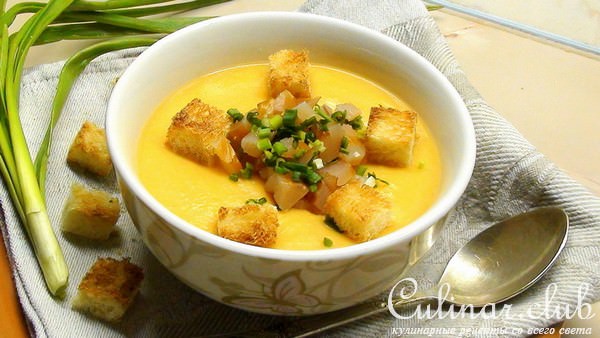 Гороховый суп пюре с сырокопчёной куриной грудкой, зелёным луком и гренками.