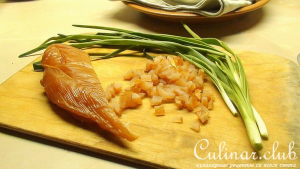 Гороховый суп пюре с сырокопчёной куриной грудкой, зелёным луком и гренками.