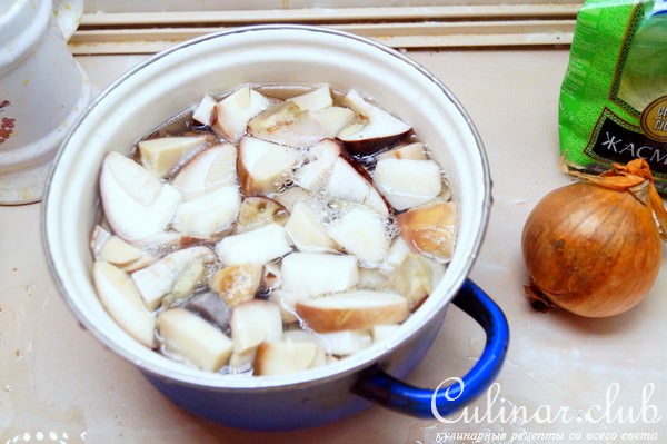 Лёгкий грибной суп с рисом и зеленью.
