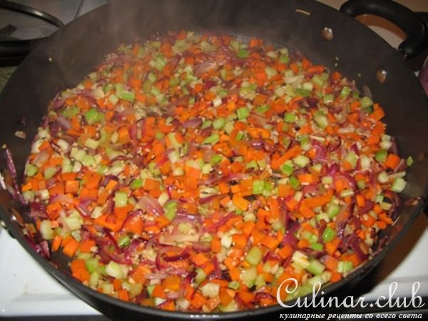 Чечевичный густой суп с овощами, лимонным соком и чесноком