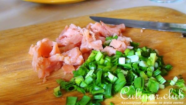 Суп пюре из чечевицы с копчёной сёмгой, зелёным луком и сухариками.