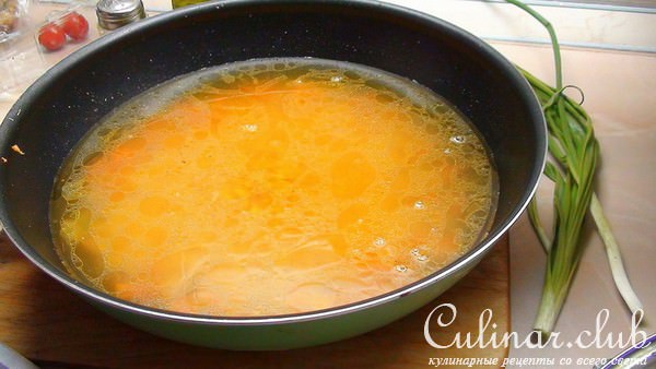 Гороховый суп пюре с сырокопчёной куриной грудкой, зелёным луком и гренками.