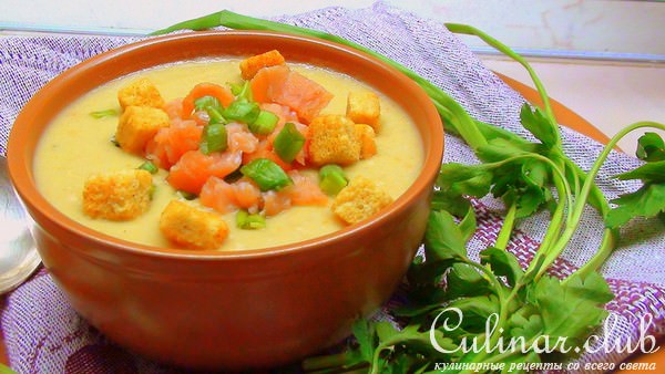 Суп пюре из чечевицы с копчёной сёмгой, зелёным луком и сухариками.