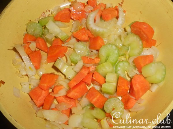 Гороховый крем-суп с овощами и сухариками