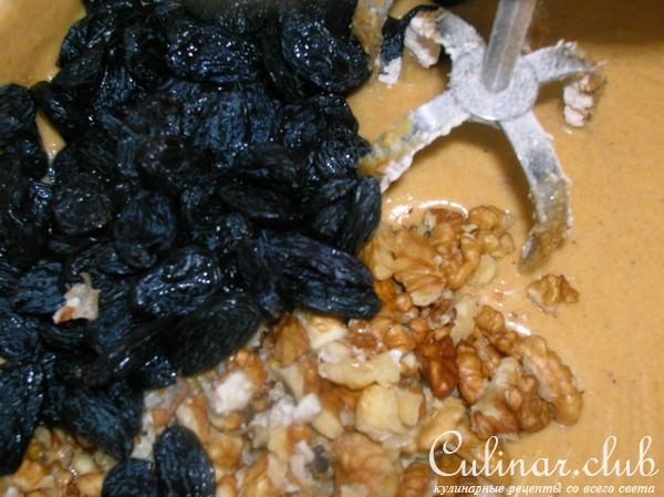 Тыквенный торт с сырным кремом, орехами и шоколадом