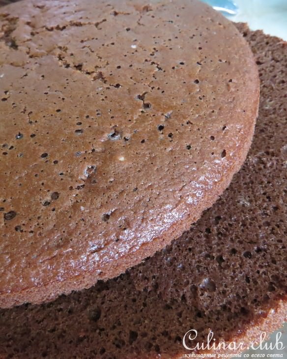Шоколадный торт с ананасами и заварным кремом