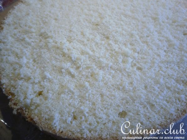 Миндальный шифоновый бисквит, масляный крем, мастика и свадебный торт с их участием
