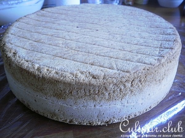 Миндальный шифоновый бисквит, масляный крем, мастика и свадебный торт с их участием