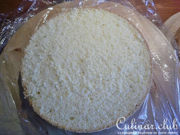 Миндальный шифоновый бисквит, масляный крем, мастика и свадебный торт с их участием