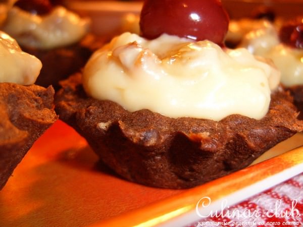 Корзинки с кремом , украшенные клубникой