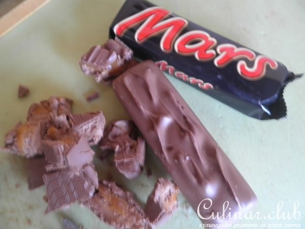 Шоколадный торт с батончиками "Марс" без муки и с малиновым соусом