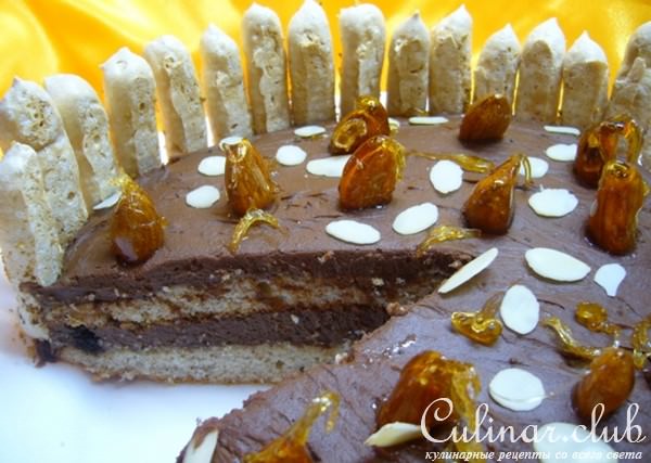 Миндальный торт с шоколадным муссом, безе и карамелью