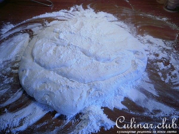 Миндальный шифоновый бисквит, масляный крем, мастика и свадебный торт с их участием