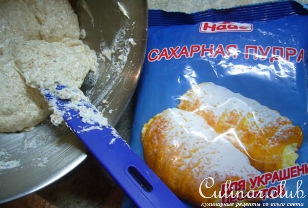 Миндальный торт с шоколадным муссом, безе и карамелью