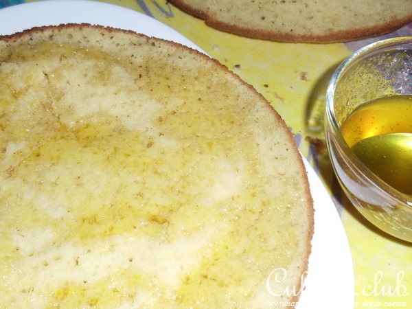 Торт с апельсиновым сиропом под ореховой глазурью