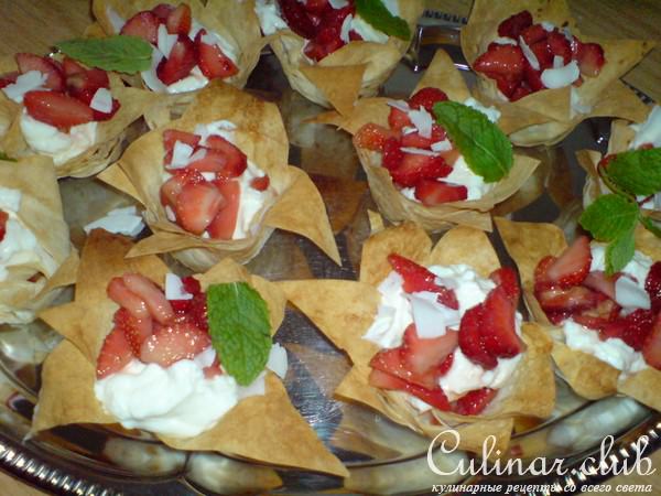 Корзинки с кокосовым кремом и маринованной клубникой