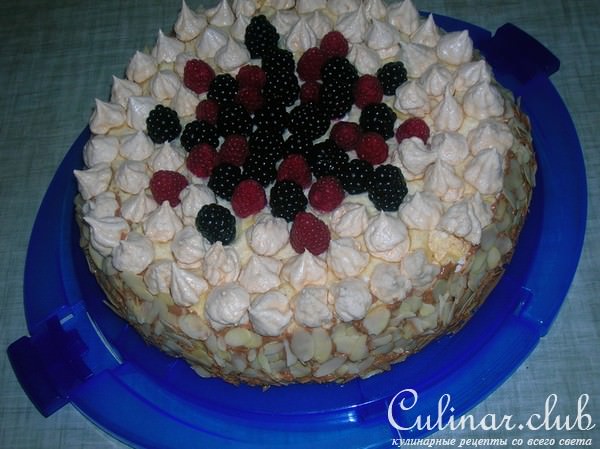 Торт "Именинный" меренгово-шоколадный, с ягодами и взбитыми сливками