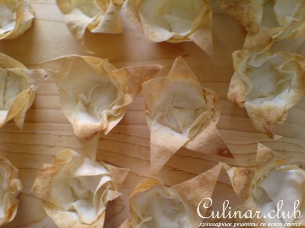 Корзинки с кокосовым кремом и маринованной клубникой
