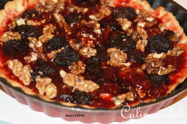 Пирог-торт с черносливом и грецким орехом