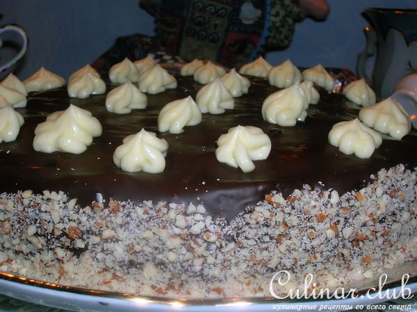Тыквенный торт с сырным кремом, орехами и шоколадом