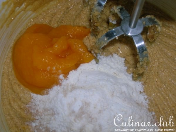 Тыквенный торт с сырным кремом, орехами и шоколадом