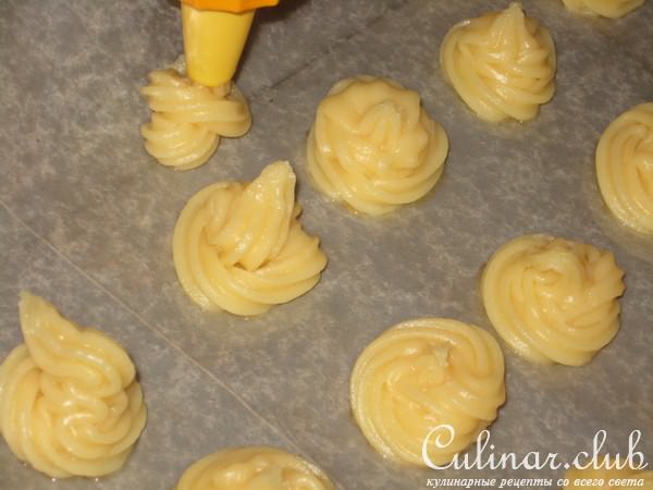 Профитроли с клюквенным курдом