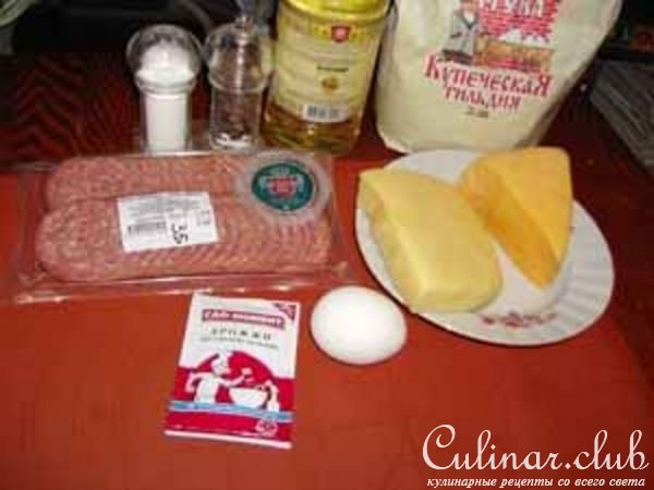 Пирог с сыром и салями