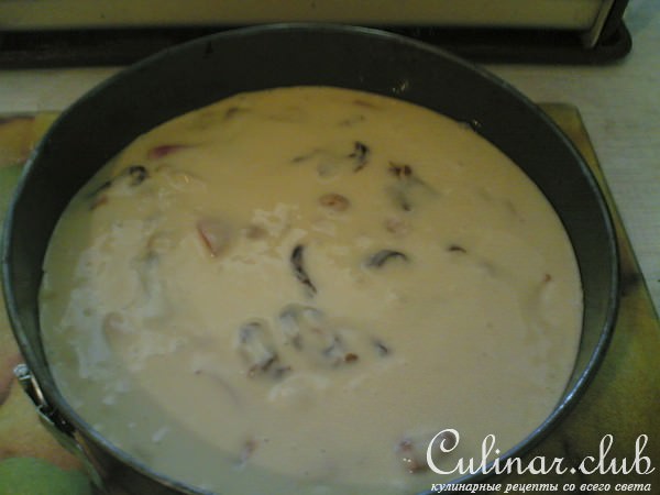 Яблочный пирог с финиками и орехами