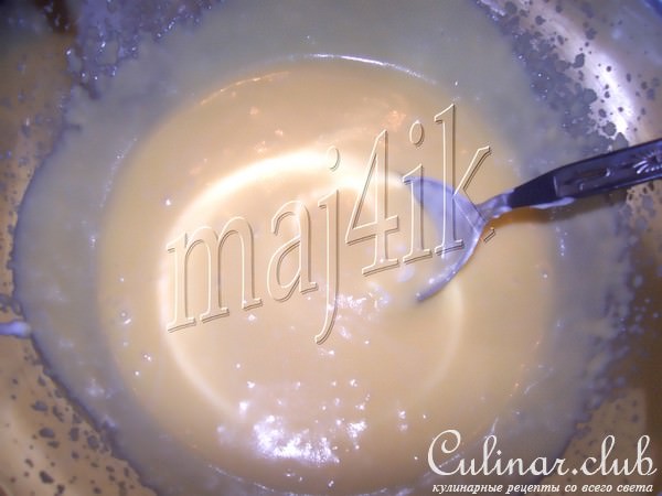 Сметанный пирог с клубникой и яблоками