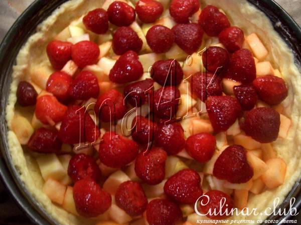 Сметанный пирог с клубникой и яблоками
