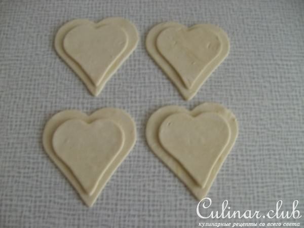 Сердечки из слоеного теста с яблоками