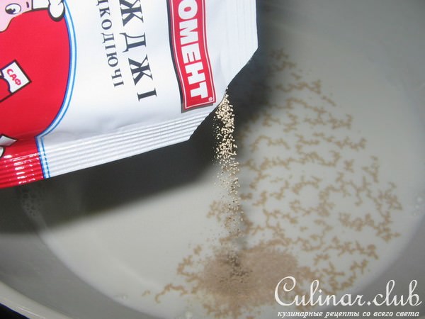 Ватрушки со сметанной начинкой.