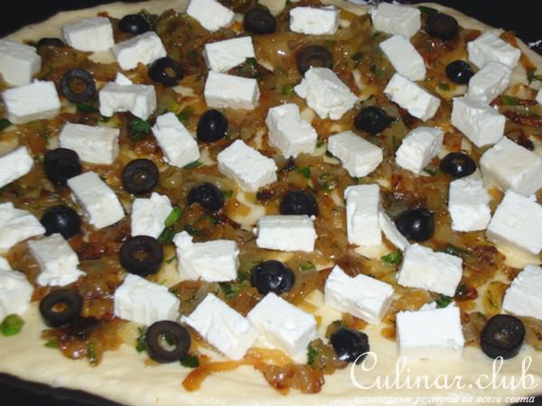 Пирог с карамелизированным луком и сыром "Фета"