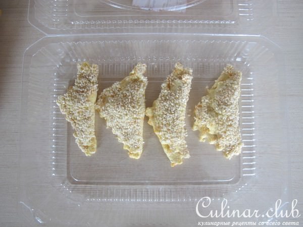 Морковно - творожные уголки с изюмом и кунжутом ( выпечка без яиц и сахара ).