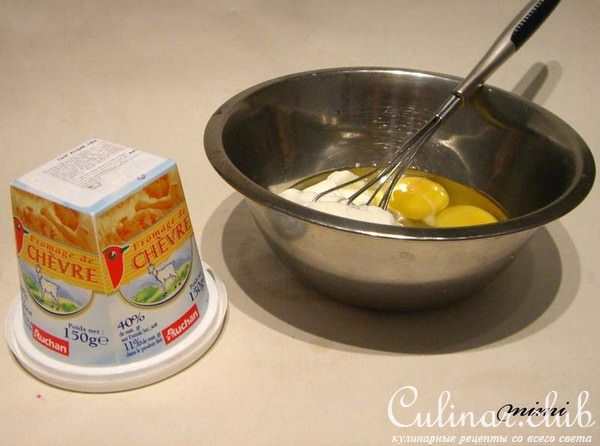 киш с копченым лососем, козьим сыром, шпинатом и пореем