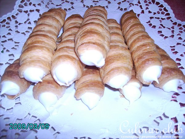 Слоные трубачки с белковым кремом.