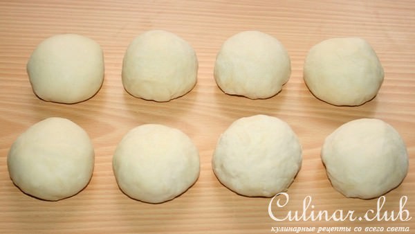 Лепешки с луком,оливками и томатным соусом