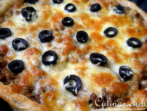 Киш из слоёного теста с мясом , сыром и оливками