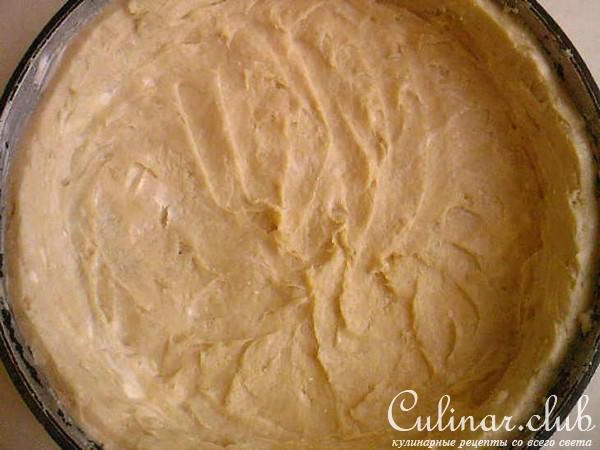 Песочный торт с орехами и изюмом