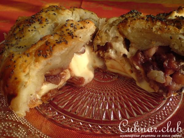 Камамбер с винными яблоками и орехами
