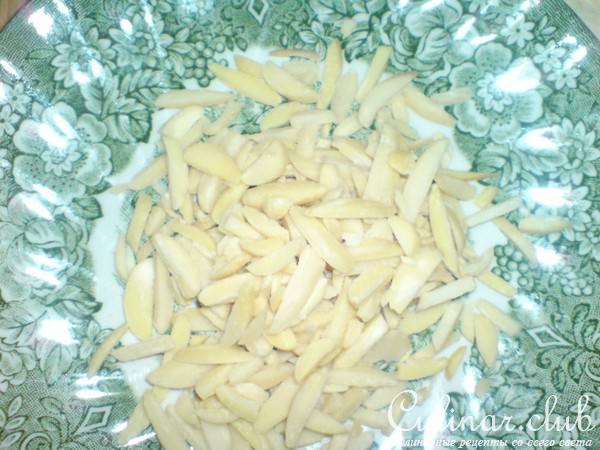 Camembert в слоёном тесте с миндалём и брусникой