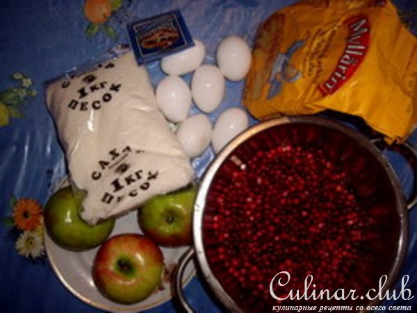 Сладкий пирог с брусникой и яблоками