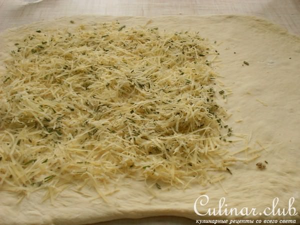 Хлебные твисты с пармезаном, розмарином и чесноком.